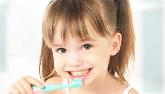fille brossage dents