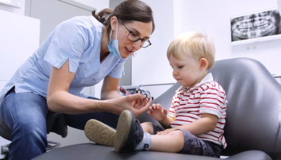 petit enfant dentiste