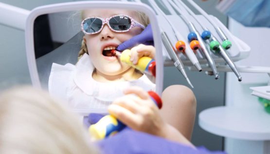 enfant brosse a dents dentiste